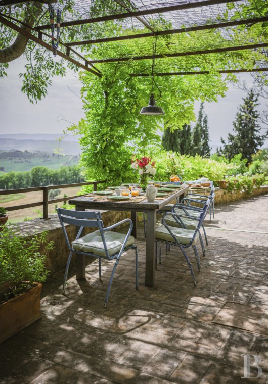 An old olive grove farmhouse restored to its former glory, overlooking the countryside in the Val d'Orcia in Tuscany - photo  n°31